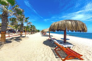 En la playa, sombrillas, vóleibol de playa, kayak