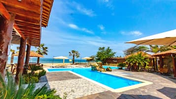 Kolam renang outdoor