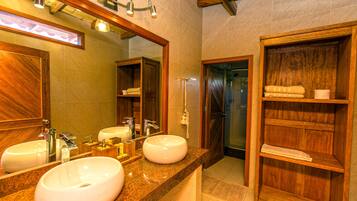 Suite matrimonial con bañera | Bathroom | Free toiletries, hair dryer, towels, soap
