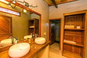 Suite matrimonial con bañera | Baño | Artículos de higiene personal gratuitos, secador de pelo y toallas