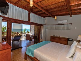 Suite matrimonial con bañera | Premium bedding, minibar, in-room safe, laptop workspace