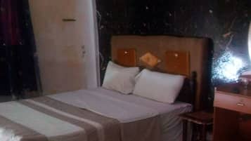 Una scrivania, ferro/asse da stiro, Wi-Fi gratuito, lenzuola