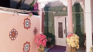 A traditional entrance with decorative arches and a tiled wall. - Hotel Raha (Nouakchott)
