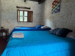 Habitación económica | Ropa de cama de alta calidad y espacio para trabajar con laptop 