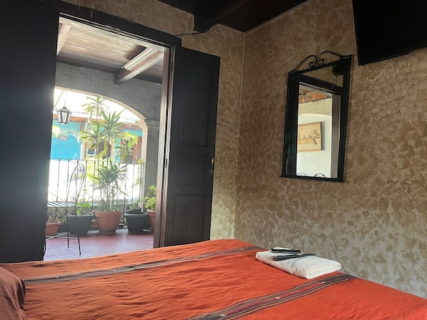 Habitación económica | Ropa de cama de alta calidad y espacio para trabajar con laptop 
