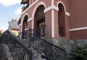 Pintu masuk hartanah