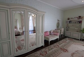 Exclusive Single Room, Non Smoking | 1 bilik tidur, peralatan tempat tidur premium, dihias secara berasingan 