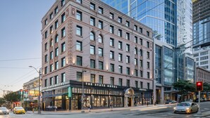 Un hotel histórico con fachada clásica, ventanas amplias y una entrada destacada.
