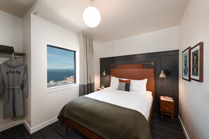 Escritorio, cortinas blackout y sistema de insonorización 