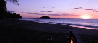 Comfortable, modern  jungle retreat with a miraculous view