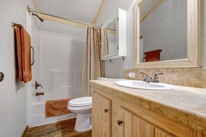 Ensemble douche/baignoire, sèche-cheveux, serviettes fournies, savon