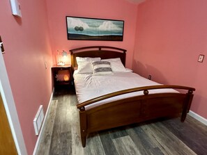 1 bedroom, in-room safe, desk, iron/ironing board - A private newly renovated cabin surrounded by trees (Lake Forest Park)