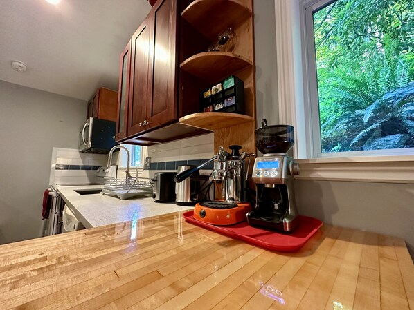 Kjøleskap, mikrobølgeovn, ovn og kokeplater