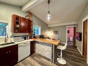 Fridge, microwave, oven, stovetop - A private newly renovated cabin surrounded by trees (Lake Forest Park)