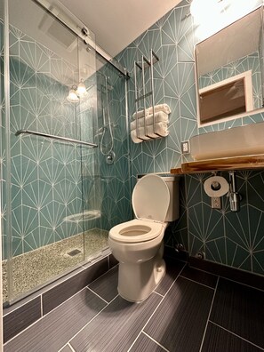 Een douche, een haardroger, handdoeken, zeep