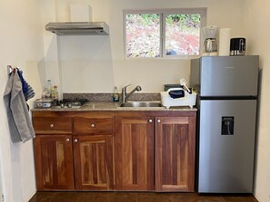Réfrigérateur, plaque de cuisson, cafetière/bouilloire, grille-pain