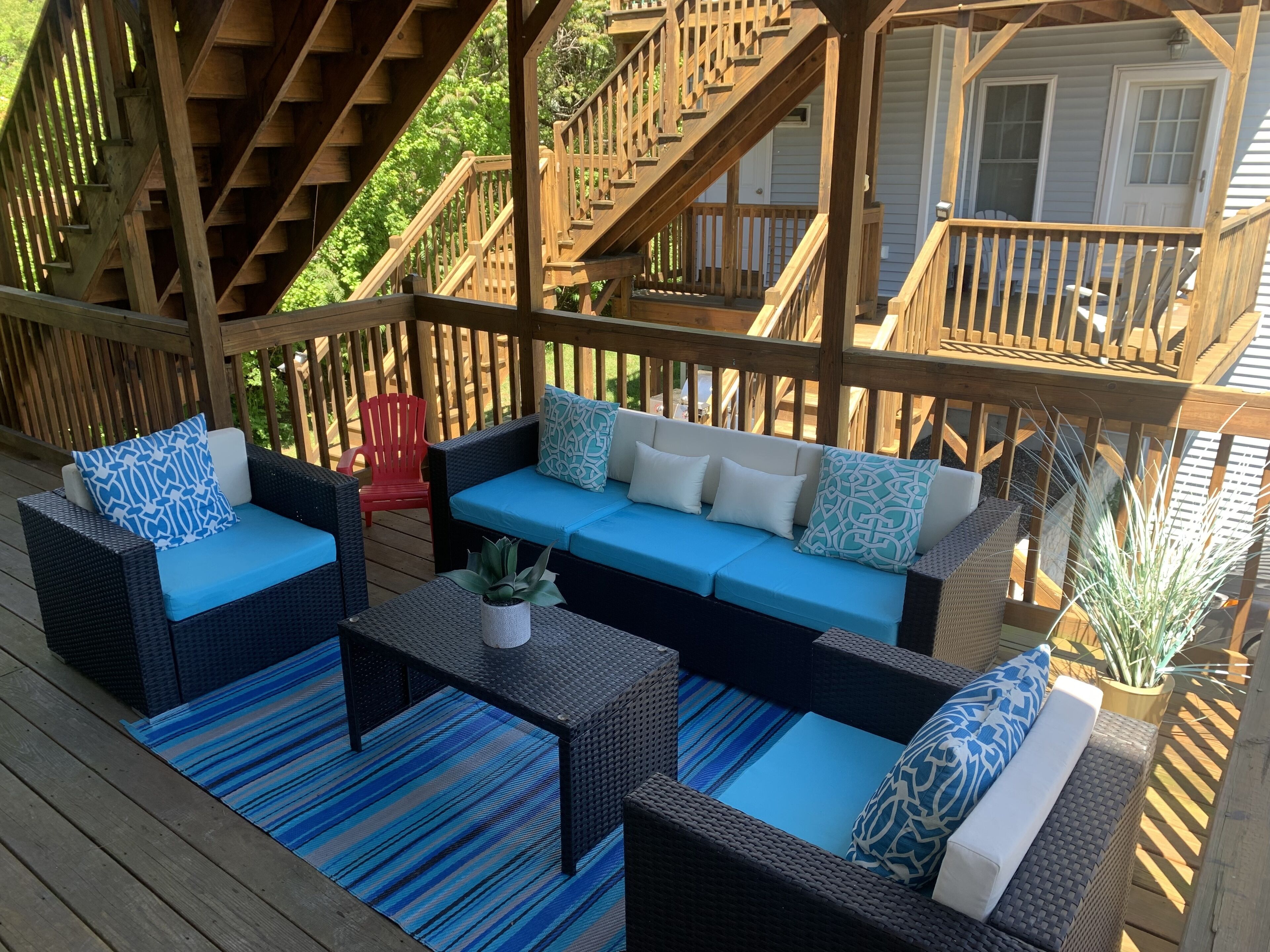 Come relax! King bed, distant views of the sea ,  free parking, fast wi-fi
