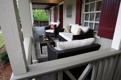 Red Door Cottage Cozy with New Renovations to this Midtown Charmer