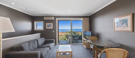 TV, videogiochi, tavolo da ping pong