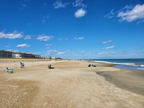Ubicación cercana a la playa y tumbonas