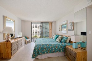2 bedrooms, iron/ironing board, free WiFi, bed sheets - Beachfront 2BR condo with pool, WiFi, and cool comfort in Marco Island. (Marco Island)