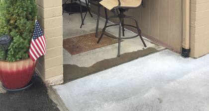 Cottage in historic downtown Prescott. Go to Whiskey Row