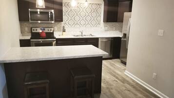 Frigorífico, microondas, horno y placa de cocina