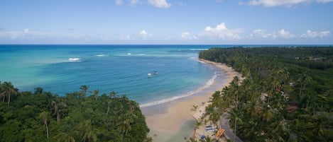 在海滩、沙滩椅、沙滩毛巾