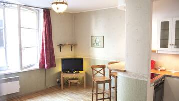 1 bedroom, iron/ironing board, internet, bed sheets