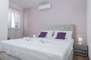 3 makuuhuonetta, tallelokero huoneessa, silitysrauta/-lauta