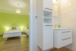 3 bedrooms, in-room safe, iron/ironing board, travel cot