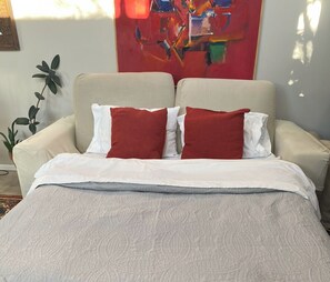 2 camere, una scrivania, ferro/asse da stiro, culla da viaggio