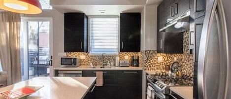 Réfrigérateur, micro-ondes, four, plaque de cuisson