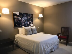 2 quartos, escrivaninha, ferros/tábuas de passar roupa, berço de viagem