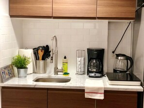 Jääkaappi, mikroaaltouuni, uuni, liesi