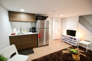 Réfrigérateur, four à micro-ondes, un four, surface de cuisson