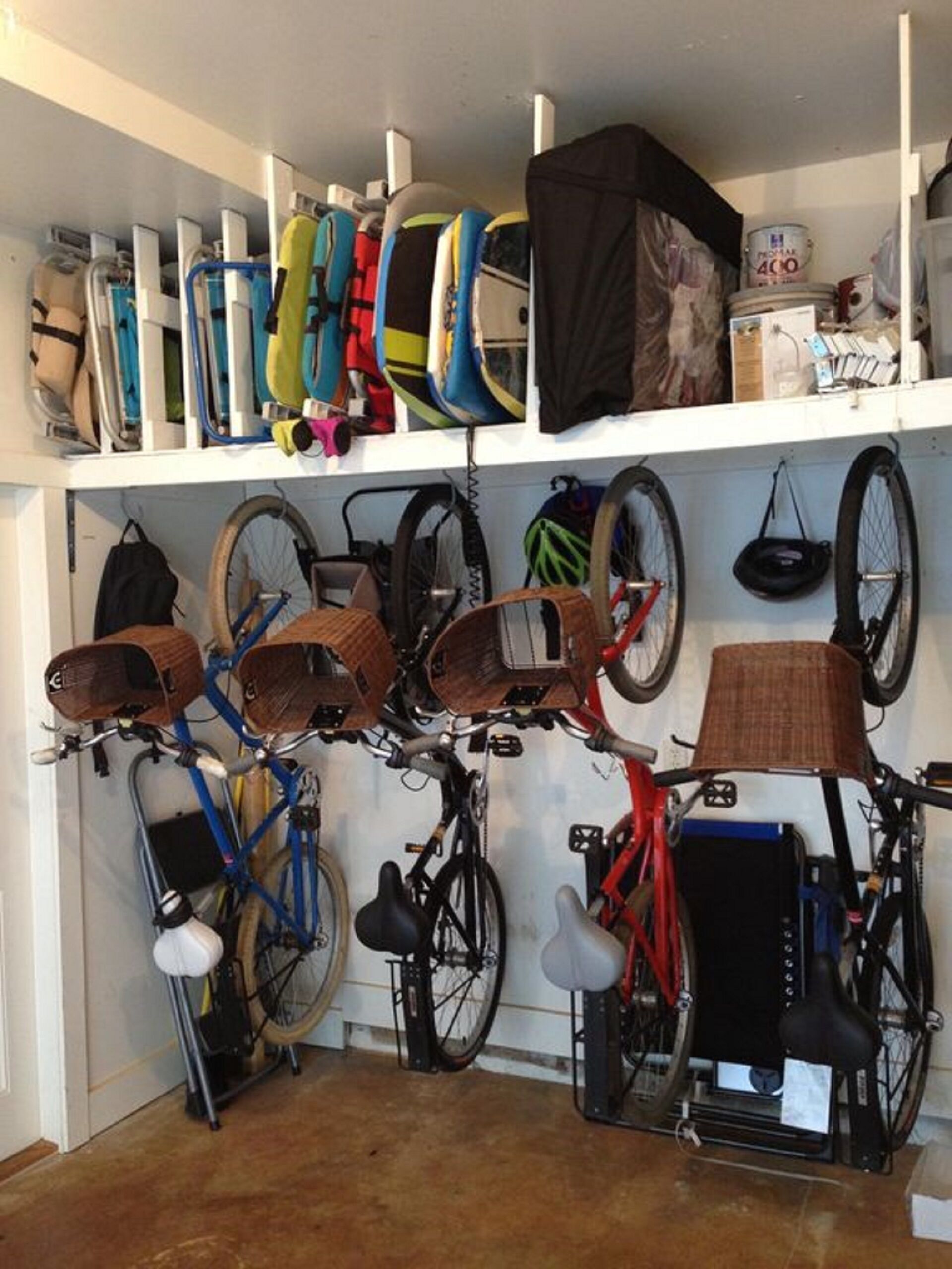 Un espace de rangement pour vélos et casques.