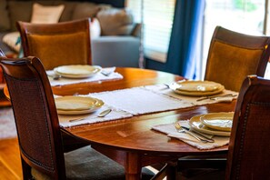 Dining - Horse Heaven! Pet friendly farm stay (Georgetown)
