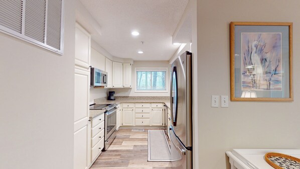 Fridge, microwave, oven, stovetop - Wonderfully Updated Two Bedroom Villa Close to Pool and Beach! (Hilton Head)