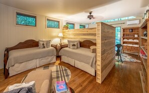 2 habitaciones, escritorio y tabla de planchar con plancha 