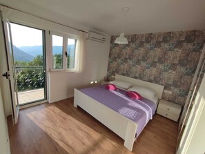 4 bedrooms, iron/ironing board, travel cot, free WiFi - Cherry Tree With Pool Near Split (Donje Sitno)
