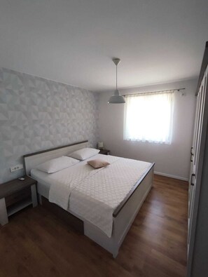 4 bedrooms, iron/ironing board, travel crib, free WiFi