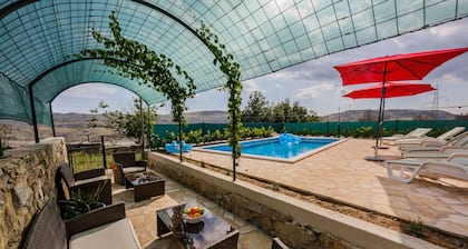 Cerisier avec piscine et jacuzzi intérieur prÚs de Split