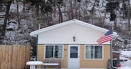 The Cottage Gateway to Glacier Park Walk to Flathead Lk
Monthly Rates Negotiated