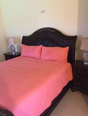 3 makuuhuonetta, kannettavalle tietokoneelle sopiva työtila