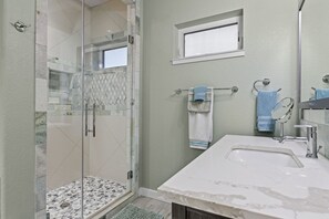 Combined shower/bathtub, hair dryer, towels, soap - Sunset Cliff Retreat-Peaceful Lakefront on Lake Buchanan (Burnet)