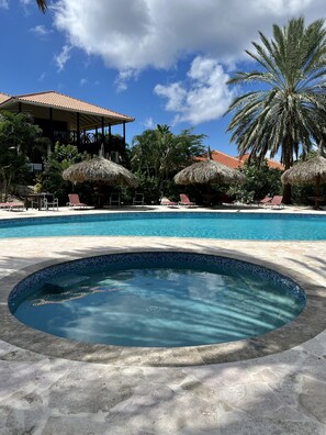 Ulkouima-allas, aurinkotuoleja