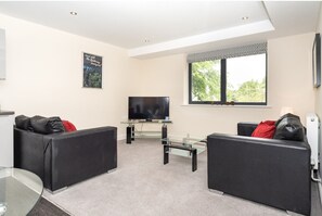 Living area - 4 Chapel Apartments · Stylish 2-Bed Flat Near York City Centre - Pass the Keys (York)