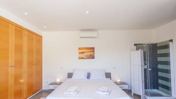 4 slaapkamers, een strijkplank/strijkijzer, reisbedje, gratis wifi