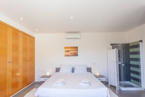 4 habitaciones, tabla de planchar con plancha y cuna de viaje 